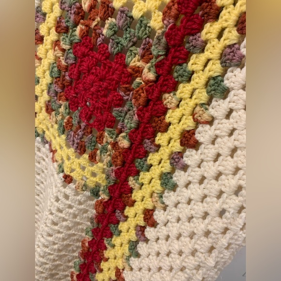 Beautiful crochet throw blanket - Picture 3 of 5